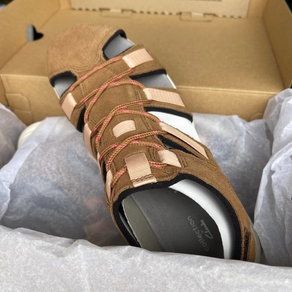 New Clarks Motion Tread Women's
Solan Sail Dark Tan Combi Sandals
Size 8 - Picture 6 of 7